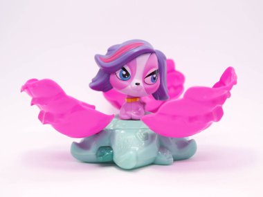 En küçük evcil hayvan dükkanı. Pembe saçlı pembe röfleli bir köpek. Prenses yastığındaki küçük köpek. Kızlar ve oğlanlar için oyuncak. McDonal 'ın mutlu yemek oyuncağı.