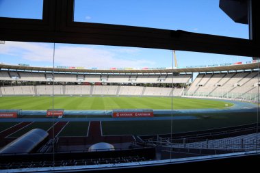 Mario Alberto Kempes Soccer Stadyumu 'nun mahkemesi Arjantin' in Crdoba şehrinde VIP ziyaretçi sektöründen görüldü. Yeşil çimenleri ve mavi gökyüzü olan boş bir futbol stadyumu..