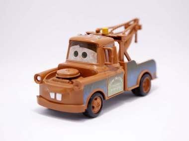 Rayo Mcqueen 'in arkadaşı Crane. Çekici Mater. Çocuklar için oyuncak araba. Pixar Arabalar filmi. Disney mi? Turna. İzole edilmiş beyaz.