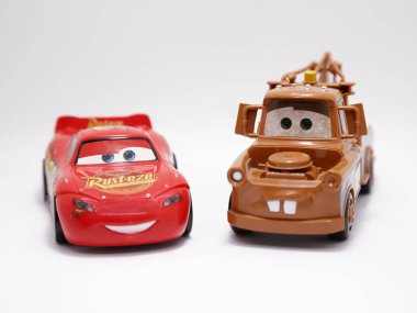 Arabalar. Şimşek MCQUEEN ve Turna Mate. Çocuklar için oyuncak arabalar. Çekici Mater. Pixar Arabalar filmi. Kırmızı araba. 95 numara. Pas ezmesi. İzole edilmiş beyaz. Ön görünüm.