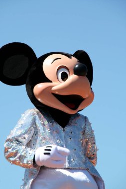 Miki Fare. Walt Disney karakteri Disneyland geçit töreninde. Disney Dünyası. Mickey gece elbisesi giymiş. Mickey kılığına girmiş bir adam. Disney 'in büyüsü. Euro Disney. Disney Land Paris.