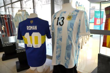 Kempes Spor Müzesi, Crdoba, Arjantin 'de futbol formaları sergisi. Arjantin Milli Takımı tişörtü ve Roman Riquelme 'in Boca Juniors kulübü.