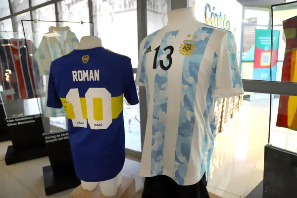 Kempes Spor Müzesi, Crdoba, Arjantin 'de futbol formaları sergisi. Arjantin Milli Takımı tişörtü ve Roman Riquelme 'in Boca Juniors kulübü.