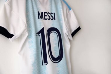 Arjantin futbol forması. Lionel Messi gömleği. 10 numara. Açık mavi ve beyaz. AFA logosu. Arjantin Futbol Federasyonu. Adidas. Kalkan. Futbolcu. Tişört
