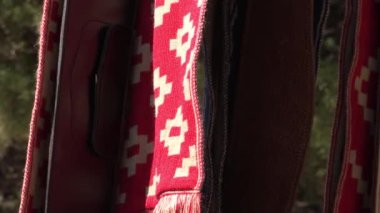 El yapımı Arjantin Gaucho kemerleri. Pampa tarzı süslemeleri ve kumaşları olan deri kemerler. Arjantinli Gaucho 'nun geleneksel aksesuarları. Geleneksel zanaat fuarı.