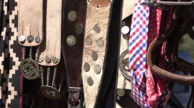 El yapımı Arjantin Gaucho kemerleri. Bozuk para dekorasyonlu deri kemerler ve oyulmuş metal sanat eserleri. Pampa muhafızı tarzı örgü kemer. Arjantinli Gaucho 'nun geleneksel aksesuarları. Geleneksel zanaat fuarı.