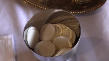  Komünyon. Katolik Kilisesi 'nde mihrabın üzerinde gofretlerle fincanın kutsandığı an. İsa 'nın bedeni ve kanının dini sembolleri. Roma Katolik Havari Ayini. Ayin..