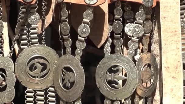 Ručně Vyrobený Argentinský Gaucho Pás Kovový Gaucho Rýsuje Koňskými Náboženskými — Stock video