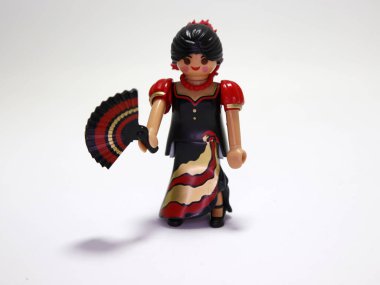 İspanyol Playmobil bebeği. Tipik flamenko elbiseli bir İspanyol. Flamenko dansçısı. İspanyol elbiseli ve vantilatörlü bir kadın. Koleksiyonluk çocuk oyuncağı. İspanya 'dan bir hatıra. İzole edilmiş beyaz.