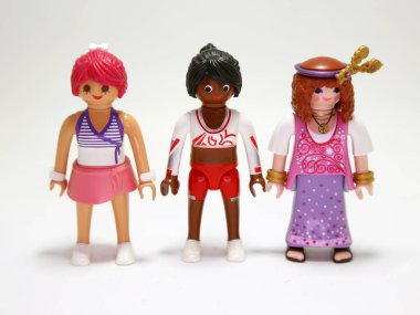 Playmobils kızları. Tenisçi ve amigo kız. Dişi sporcular. Kızlar işte. Amigo kız. Hippi. Genç sporcular. Çocuklar için oyuncak. Spor kıyafetleri. İzole edilmiş beyaz.