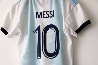 Arjantin futbol forması. Lionel Messi gömleği. 10 numara. Açık mavi ve beyaz. AFA logosu. Arjantin Futbol Federasyonu. Adidas. Kalkan. Futbolcu. Tişört.