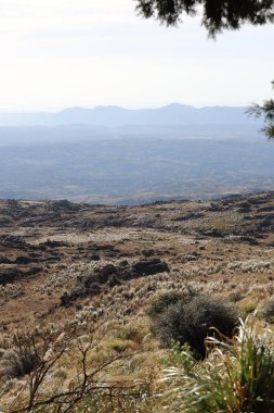 Sierra de Crdoba, Arjantin 'in dikey manzarası. Yüksek Zirvelerin Yolu. Traslasierra Vadisi manzarası. Kayalık dağ. Turizm. Latin Amerika.