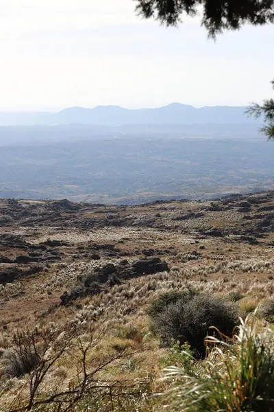 Sierra de Crdoba, Arjantin 'in dikey manzarası. Yüksek Zirvelerin Yolu. Traslasierra Vadisi manzarası. Kayalık dağ. Turizm. Latin Amerika.