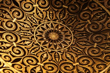 İspanya, Toledo 'dan orijinal el sanatları. Seyahat hatırası. Altınla kaplanmış detaylar. Altın çarşaflı el sanatları. İspanyol sanatı.