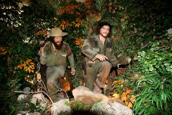 stock image Statues of Fidel Castro and Che Guevara at the Museum of the Revolution in Havana. History of the Cuban revolution.