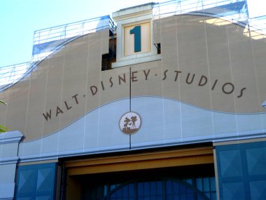 Walt Disney Stüdyoları. Stüdyo 1. Euro Disney. Disney Land Paris 'te. Mickey Mouse logosu. Çalışma 1 'in giriş kapısı. Bina cephesi. Ziyaretçiler Disney Avrupa 'nın büyüsü.