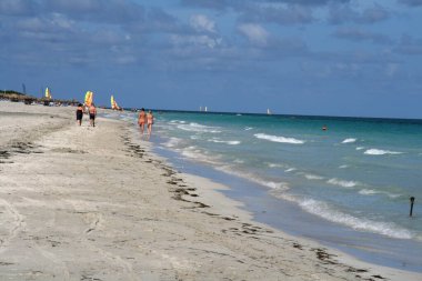 Varadero Sahili, Küba. Deniz kıyısındaki turistler. Plaj tatili.