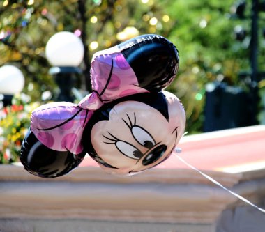 Minnie Mouse balonu. Minnie 'nin kafasına benzeyen helyum balonu. Disney World Park 'tan bir hatıra. Euro Disney Paris. Mutluluk ve sihir. Walt Disney Dünyası. Pembe balon.