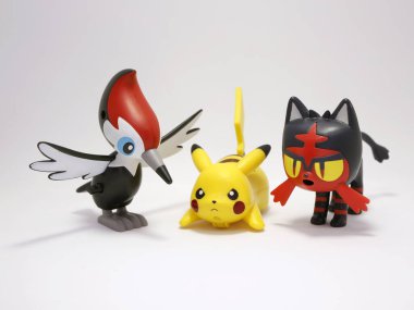 Pokemon Pikipek, Cat Litten ve Pikachu. Yedinci nesil normal uçan tiplerin yeni pokemonu. Ağaçkakan Pokemonu. Luchs ve zincirli görme yeteneği. Oyuncaklar. Film karakterleri. Saldırı konumu.