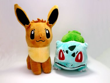 Eevee ve Bulbasaur. Pokemon. Fushigidane. Sırtında büyük yeşil bir ampul var. Küçük bir tilkiye benzeyen bir pokemon. Çocuklar için oyuncak dolması. Pikachu 'nun arkadaşı. Pokemon anime karakterleri.