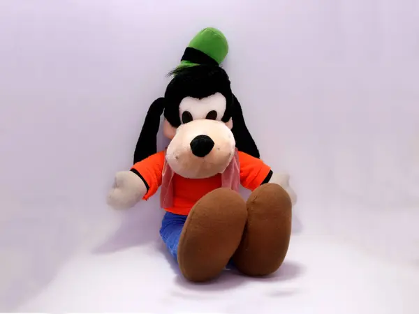 Şapşal. Mickey Mouse arkadaş karakteri. Animasyon köpeği. Ünlü Walt Disney çizgi filmi. Goofy, Walt Disney Film Stüdyoları 'ndan bir çizgi film karakteri. Mickey Mouse 'un evi. İzole edilmiş beyaz. Doldurulmuş oyuncak.