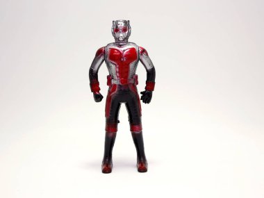 Retro robot. Klasik Uzay Adamı oyuncağı. Galaksiler arası karakter. Çocuklar için antika bir oyuncak. Uzay askeri. Sayborg. Android. Geleceğe yönelik.