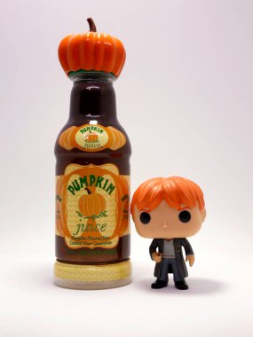 Balkabağı suyu şişesi. Ron Weasley Funko Pop. Meyve suyu Harry Potter eğlence parkında satıldı. Orijinal hatıra. Kapaklı balkabağı şeklindeki şişe. J. K. Rowling kitaplarından bir karakter..