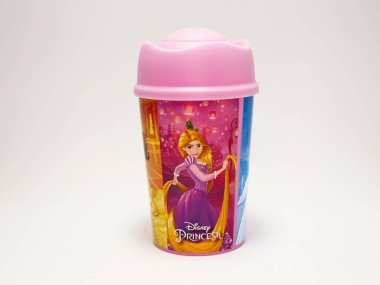 Disney Prenses Kumbarası. Disney prensesleriyle bardak. Rapunzel filminden Prenses Rapunzel. Walt Disney prensesi. Kızlar için oyuncaklar. Prenseslerin resimleriyle dolu pembe cam..