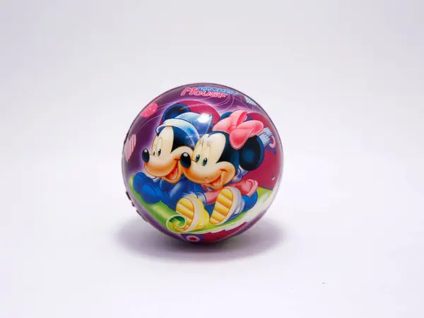 Mickey ve Minnie Mouse karakterli, kar kızağı süren çocuklar için bir oyuncak topu. Küçük çocuklar için küçük bir balo. Walt Disney Dünyası karakterleri. Noel fotoğrafı. Komik sahne. İzole edilmiş beyaz.