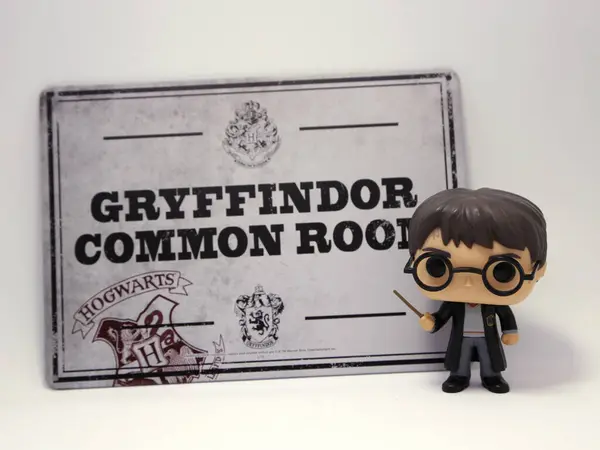 Harry Potter. Funko pop. Çocuklar için oyuncaklar. Filmin karakterleri. Gryffindor ortak oda posteri. Howards Okulu. En ünlü sihirbaz. J. K. Rowling kitaplarından bir karakter..
