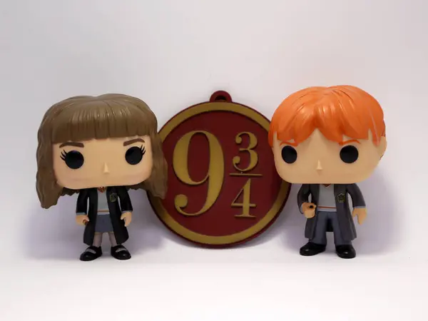 Hermione Granger ve Ron Weasley Funko. Çocuklar için oyuncaklar. Harry Potter filmlerinin karakterleri. Hogwarts Okulu. Hogwarts Ekspres treninin 9: 3 / 4 numaralı peronu. J.K. R 'ın kitaplarındaki karakterler.