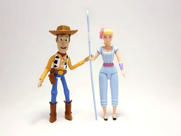Oyuncak Hikayesi filmi. Woody ve Bo Peep. Pixar ve Disney oyuncakları. Kovboy ve koyun çobanı. Porselen bebek bir gece lambası. - Evet. Sadık dostun olacağım. İzole edilmiş beyaz.