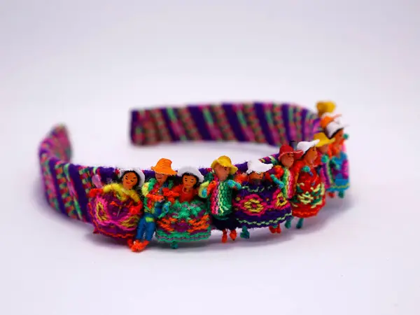 Saç bandı ve el yapımı koya motifleri. Arjantin 'in kuzeyinden el sanatları. Yukarı Peru, Bolivya, Kuzey Arjantin. Yerli giysili insanlar. Renkli geleneksel el sanatları.