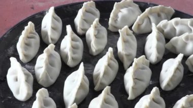  Tabakta çiğ Arjantin böreği. Geleneksel itici Empanada 'lar. Tipik Arjantin yemekleri..