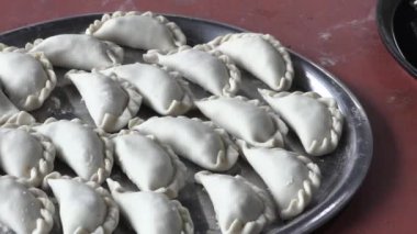 Tabakta çiğ Arjantin böreği. Creole et böreği. Geleneksel itici Empanada 'lar. Tipik Arjantin yemekleri..