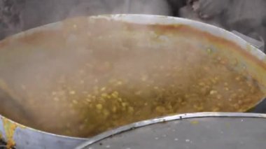 Locro 'yu büyük tencerede pişiren kişi. Creole Locro 'yu karıştıran aşçı. Geleneksel Arjantin yemekleri. Tipik yemek..