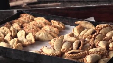 Taze pişmiş börek tepsisi. Aşçı sıcak Creole böreğini satışa çıkarıyor. Geleneksel Arjantin yemekleri. Arjantin 'in tipik yemekleri.