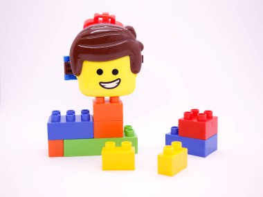 Lego Filmi. Karakterler. Bloklar. Emmet Brickowski. İzole edilmiş beyaz. McDonal 'ın çocuklar için mutlu yemek oyuncakları.