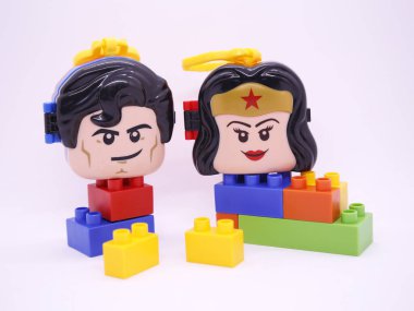 Süpermen ve Wonder Woman. Lego Filmi. Karakterler. Bloklar. İzole edilmiş beyaz. McDonal 'ın çocuklar için mutlu yemek oyuncakları. Süper kahramanlar.