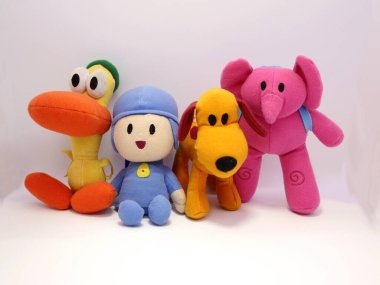 Pocoyo, Pato, Elly ve Pajaroto. İngiliz / İspanyol serisi. Bebekler ve yeni yürümeye başlayanlar için seriler. Anaokulu çocuğu dünyayı keşfediyor. Pocoyo ve arkadaşları, izole edilmiş beyaz..