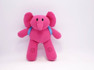 Elly. Pembe Fil. Pocoyo. İngiliz / İspanyol serisi. Bebekler ve yeni yürümeye başlayanlar için seriler. Anaokulu çocuğu dünyayı keşfediyor. Pocoyo ve arkadaşları, izole edilmiş beyaz..