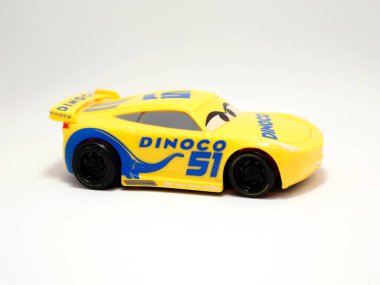 Cruz Ramrez. Cruz Ramirez. Araç 3. Şimşek MCQUEEN. Çocuklar için oyuncak araba. Pixar Arabalar filmi. Sarı araba. Dinoco 51. İzole edilmiş beyaz.