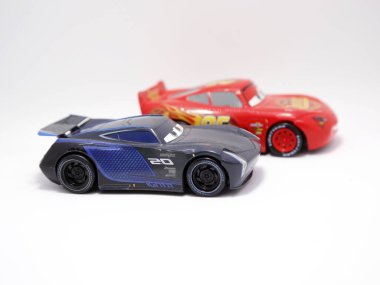 Jackson Storm ve Şimşek McQueen. Araç 3 'ün kötü adamı. C7 Chevrolet Corvette. Araç 3. Şimşek MCQUEEN. Çocuklar için oyuncak araba. Pixar Araba Filmi.
