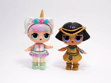 Lol Sürpriz Bebekler. LOL. Oyuncak bebek sürprizi. Tek boynuzlu at bebeği. Mısır bebeği. Tek boynuzlu at L.O.L. Oyuncak bebek sürprizi. Açmak ve keşfetmek için sürpriz bebekler. Moda bebekleri, koleksiyon bebekleri, oyunlar. Kleopatra. 