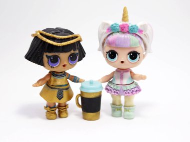 Lol Sürpriz Bebekler. LOL. Oyuncak bebek sürprizi. Tek boynuzlu at bebeği. Mısır bebeği. Tek boynuzlu at L.O.L. Oyuncak bebek sürprizi. Açmak ve keşfetmek için sürpriz bebekler. Moda bebekleri, koleksiyon bebekleri, oyunlar. Kleopatra. Cam..