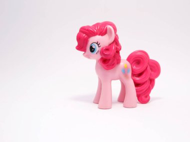 Benim küçük midillim. Arkadaşlık sihirdir. Pinkie Pie. Pembe midilli. Parti planlayıcısı midilli. İzole edilmiş beyaz. Televizyon, filmler, gösteriler. Kızlar ve oğlanlar için oyuncaklar. Komik ve neşeli midilli..