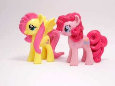 Benim küçük midillim. Arkadaşlık sihirdir. Fluttershy ve Pinki Pie. Sarı ve pembe midilli. Ponipegasus. Pegasus. Doğa midillisini seviyorum. Sevgi. İzole edilmiş beyaz. Televizyon, filmler. Kızlar ve oğlanlar için oyuncaklar. Parti planlayıcısı