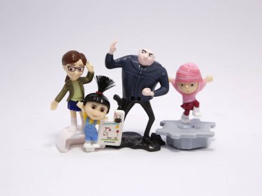 Gru ve kızları Agnes, Edith ve Margo. Yardakçılar. İğrenç. Kötü adam Gru. Gru ailesi. Ünlü Despicable Me filmlerinden karakterler. İzole edilmiş beyaz arkaplan ve kopyalama alanı olan oyuncaklar.