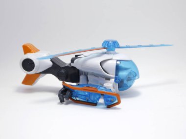 Transformers helikopteri. Transformers arabaları. Robota dönüşen bir helikopter. Filmi değiştiriyor. Çocuklar için oyuncak arabalar. Autobot. Makineler. Renkli.
