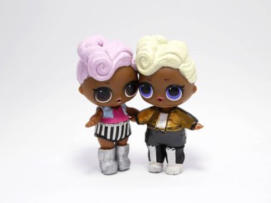 Lol Sürpriz Bebekler. LOL. Oyuncak bebek sürprizi. Kopya alanı olan izole edilmiş beyaz arkaplan. Kız kardeş bebekleri. - Aile. Oyuncaklar. 